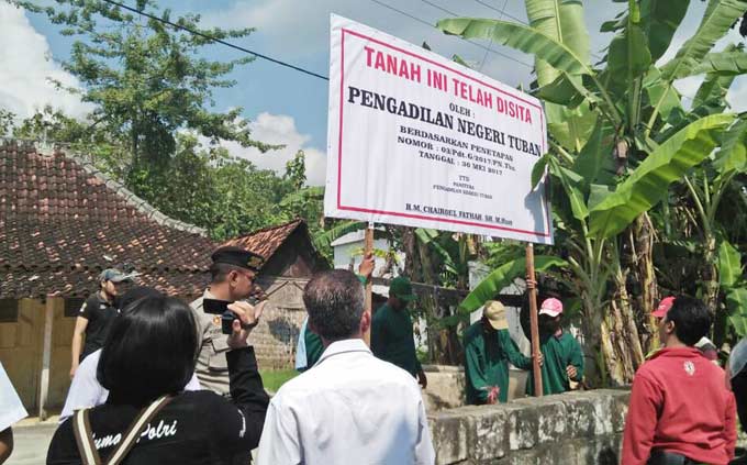 Puluhan personel dari Mapolres Tuban mengamankan penyitaan lahan sengketa oleh PN Tuban. foto: GUNAWAN/ BANGSAONLINE