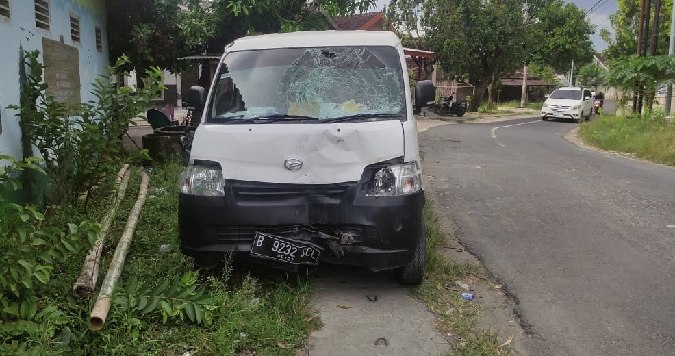 Kondisi mobil operasional SPPG Sendang 2 yang ringsek di bagian depan usai mengalami laka