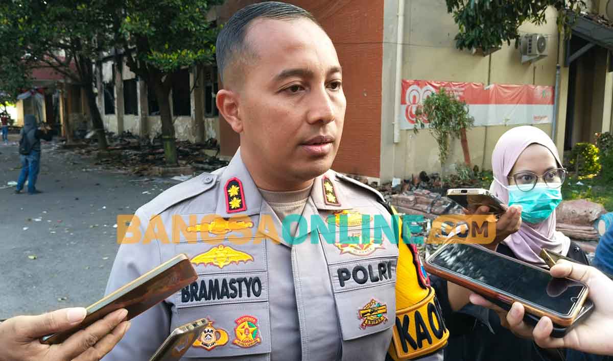 Kapolres Kediri, AKBP Bramastyo Priaji, saat memberi keterangan kepada awak media. Foto: MUJI HARJITA/BANGSAONLINE

