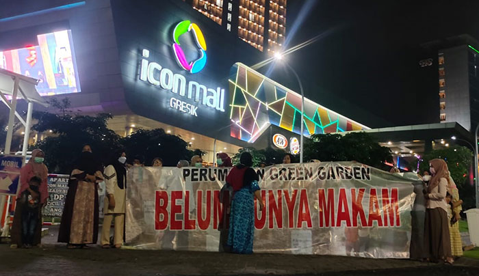 Warga Green Garden saat menggelar demo di depan pintu masuk perumahan, Senin (20/6/2022) malam. Foto: SYUHUD/BANGSAONLINE