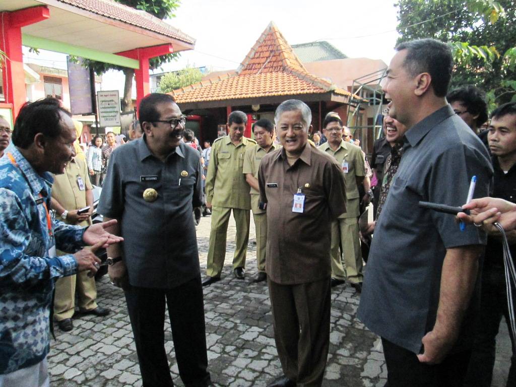 SIDAK. Wamendikbud Musliar Kasim dan Gubernur Jatim Soekarwo serta Kepala Dinas Pendidikan Jatim Harun saat sidak di SMK 8 Surabaya. foto : nisa/bangsaonline 