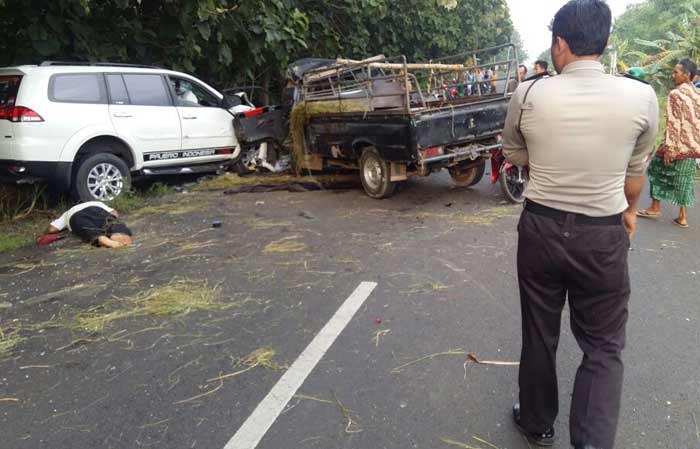 Kondisi korban sebelum dievakuasi dan kondisi mobil yang terlibat laka. foto: ist.