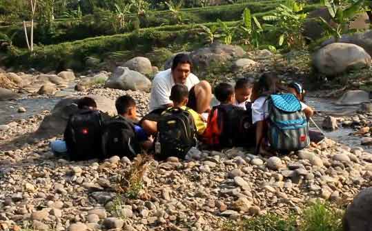 Ribut Mahendra, guru honorer yang juga bekerja sebagai tukang pecah batu. foto: soewandito/ BANGSAONLINE