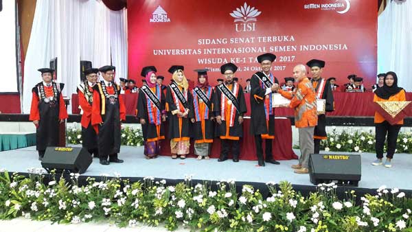 Suasana prosesi wisuda UISI. foto: syuhud/BANGSAONLINE