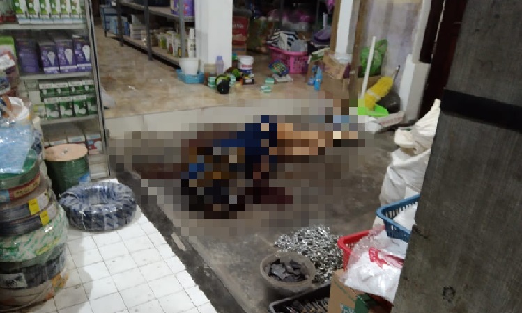 Korban ditemukan dalam kondisi bersimbah darah di dalam tokonya. 