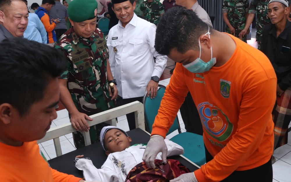 Salah satu peserta saat menjalani proses khitan yang digelar dalam rangka peringatan HUT ke-80 TNI.