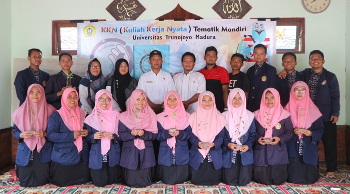 Foto bersama mahasiswa KKN kelompok 17 UTM dengan Dinas Pertanian dan Ketua Kelompok Tani Desa Poter.
