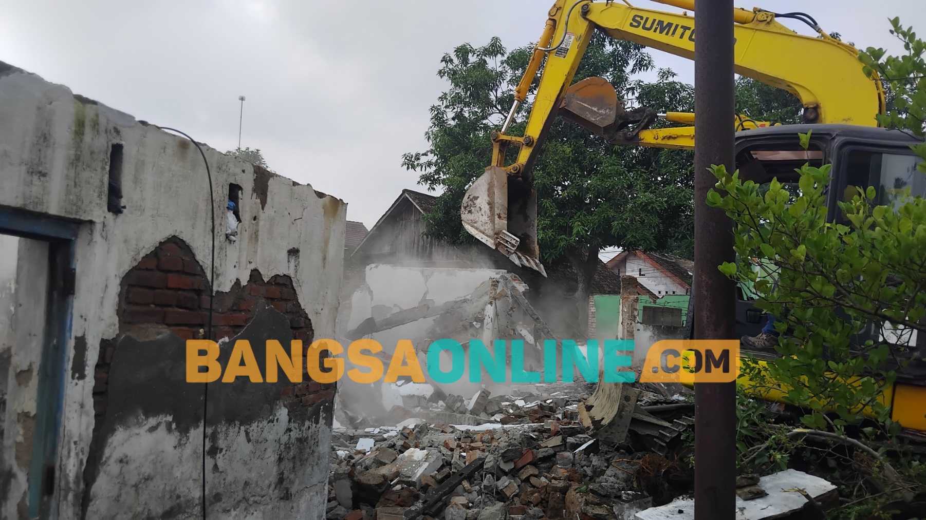 Penertiban bangunan rumah yang berdiri di atas tanah PT KAI di timur stasiun Madiun. Foto: Hendro Suhartono/BANGSAONLINE