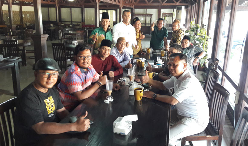 Para Ketua PAC PKB se-Kabupaten Gresik saat mengadakan pertemuan di salah satu rumah makan membahas figur Cabup Gresik dari PKB. foto: SYUHUD/ BANGSAONLINE