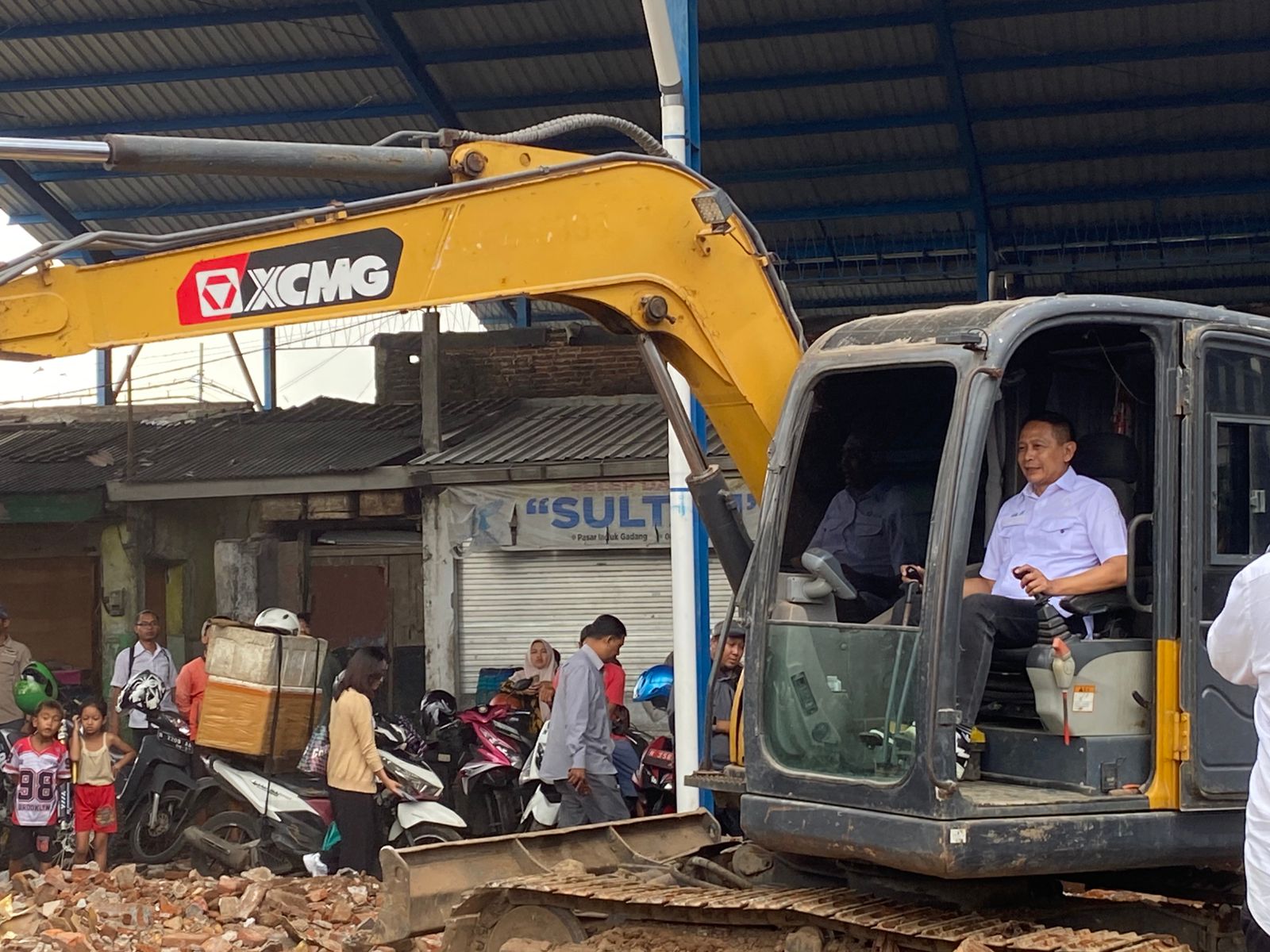 Alat berat yang digunakan untuk pembongkaran lapak di Pasar Gadang Kota Malang