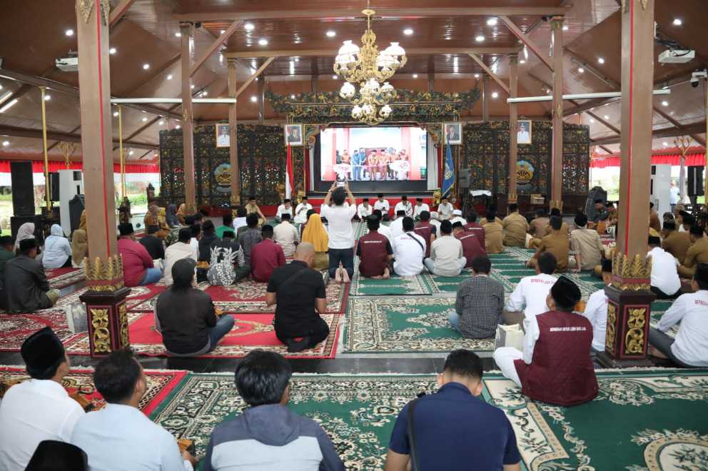 Kegiatan Tasyakuran dan Refleksi satu tahun kepemimpinan Bupati Lukamn  dan wakil bupati Bangkalan, di Pendopo Agung, Senin, (23/2/2026)