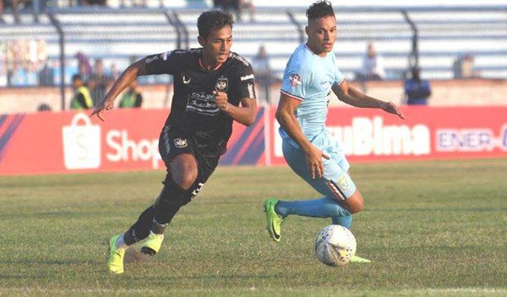 Pemain Persela, Rafael Gomes de Oliviera (kanan) saat berebut bola dengan pemain PSIS Semarang di Stadion Surajaya, Lamongan, Jumat (18/10/2019). foto: surya.co.id/sugiharto