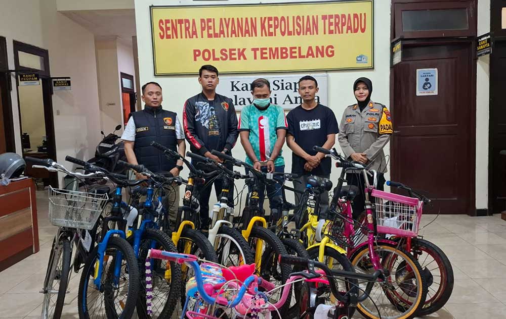 Pelaku saat diamankan di Mapolsek Tembelang.