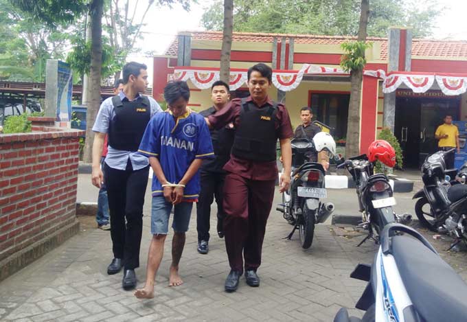 Pelaku saat dikeler petugas. foto: HABIBI/ BANGSAONLINE