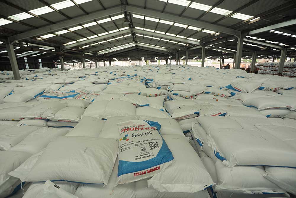 Stok pupuk produk Petrokimia Gresik di gudang. Foto: Ist.
