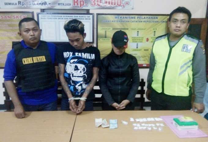 Polsek Balongpanggang saat ekspos dua tersangka beserta barang bukti. foto: SYUHUD/ BANGSAONLINE