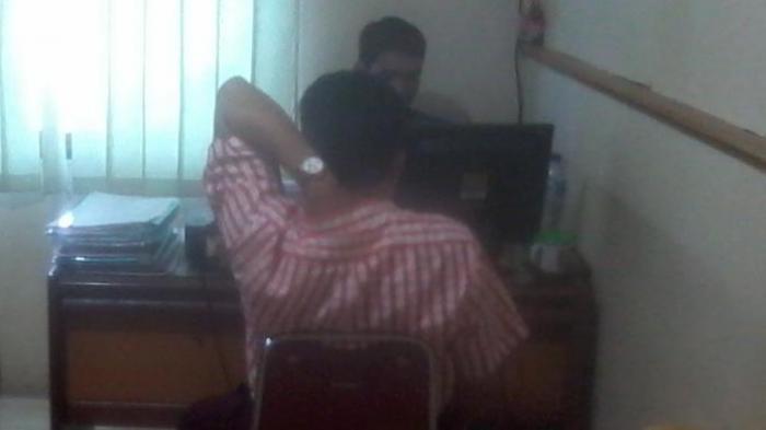Guru Besar Universitas Hasanuddin (Unhas), Prof DR Musakkir SH.MH menjalani pemeriksaan di Satuan Narkoba Polrestabes Makassar, Jumat (14/11/2014) siang. Tribunnews.com