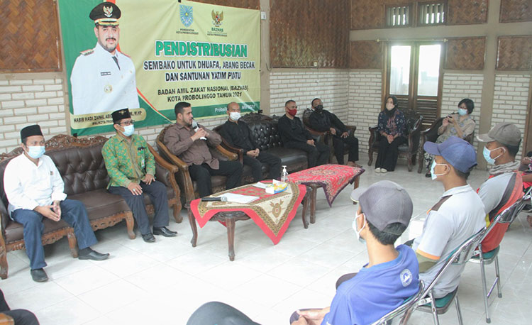 Pemkot Probolinggo memberikan apresiasi terhadap ratusan petugas kebersihan Badan Lingkungan Hidup (BLH). Apresiasi itu dengan memberikan bantuan berupa sembako dan uang tunai di aula Taman Pemrosesan Akhir (TPA), Kamis (6/5/2021). (foto: ist)