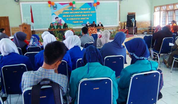 Lomba bercerita yang digelar Kantor Arsip dan Perpustakaan Daerah Magetan. foto: dewi nur mahmudah/ BANGSAONLINE