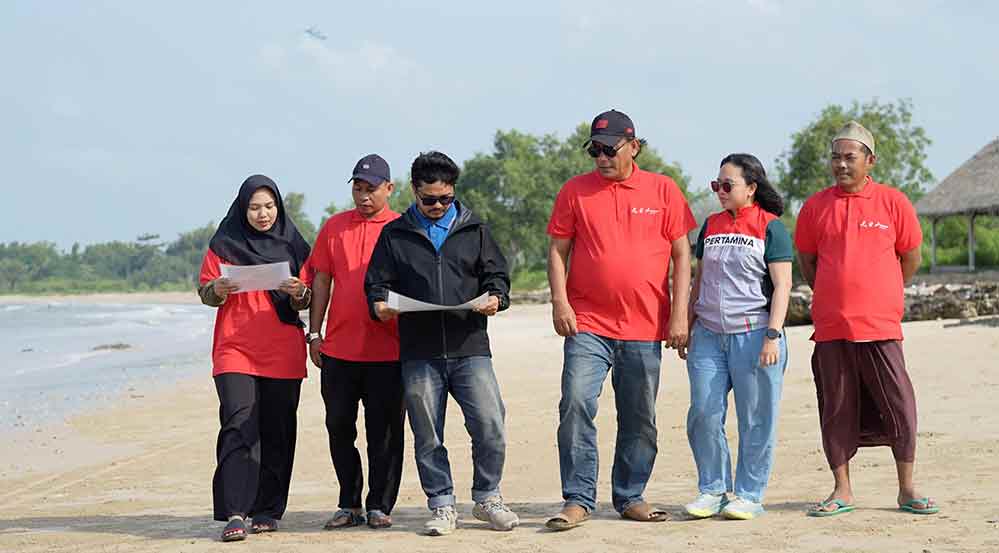 Tim PT Pertamina Hulu Energi West Madura Offshore (PHE WMO) saat melakukan pemantauan usah penanaman hexa reef di Pantai Pasir Putih Tlagoh Bangkalan Madura. (Ist)