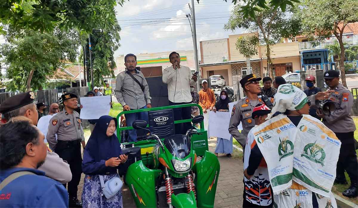 Warga Desa Seletreng, Kecamatan Kapongan, Situbondo, saat menggelar demo.