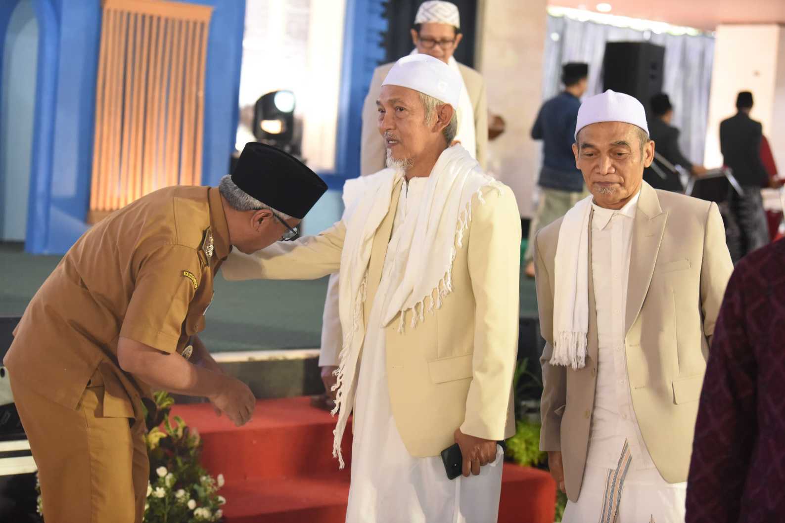 Gus Qowim saat disambut Pengasuh Ponpes Lirboyo KH Abdullah Kafabihi Mahrus. (Ist)