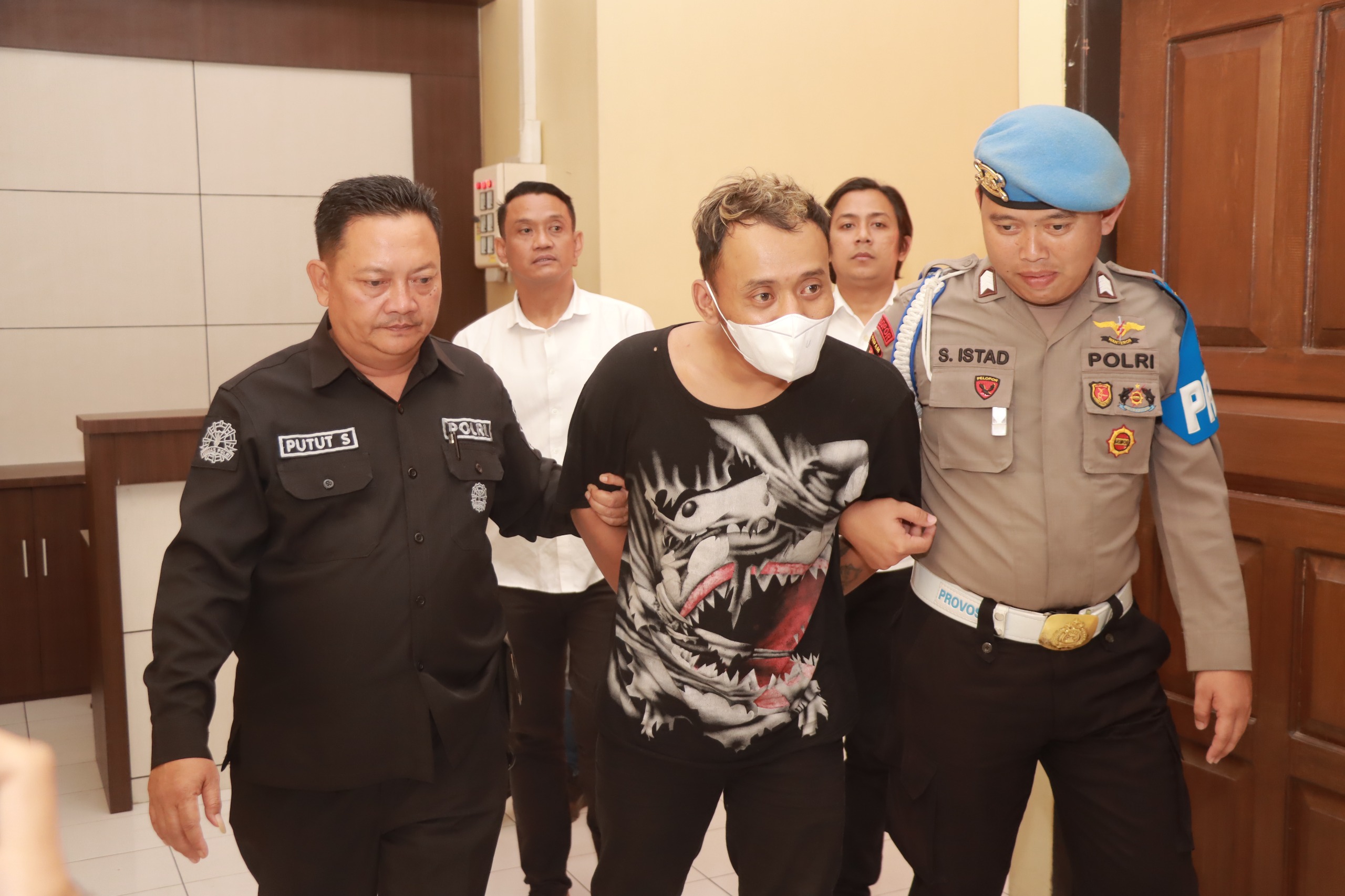 Choirul Huda, pelaku pembunuhan wanita yang dibuang di Selopuro Blitar saat digiring anggota Polres Blitar