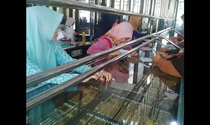 Suasana di salah satu toko emas di Pacitan. 