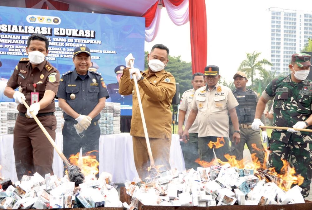 Bupati Gresik, Fandi Akhmad Yani (tiga dari kiri) saat memusnahkan barang bukti rokok ilegal. foto: ist.