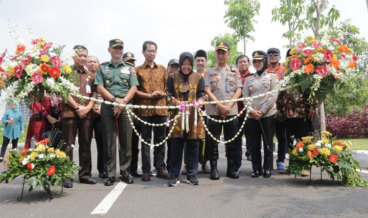 Wali Kota Risma saat memotong pita bunga tanda dibukanya MERR IIC.