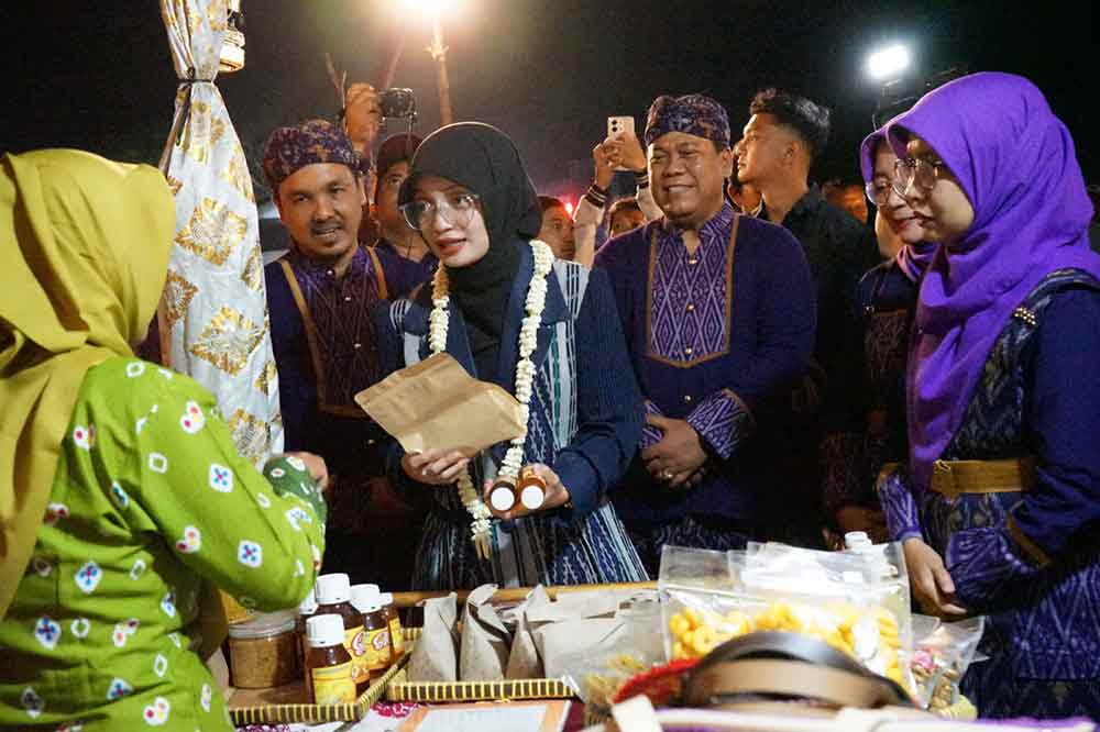 Wali Kota Kediri juga turut melarisi produk UMKM yang dijual di Bazarku Bazarmu the Java Culture Festival. (Ist)