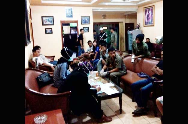 Hasil razia petugas gabungan dari sejumlah hotel melati di Kota Blitar. foto: AKINA/ BANGSAONLINE