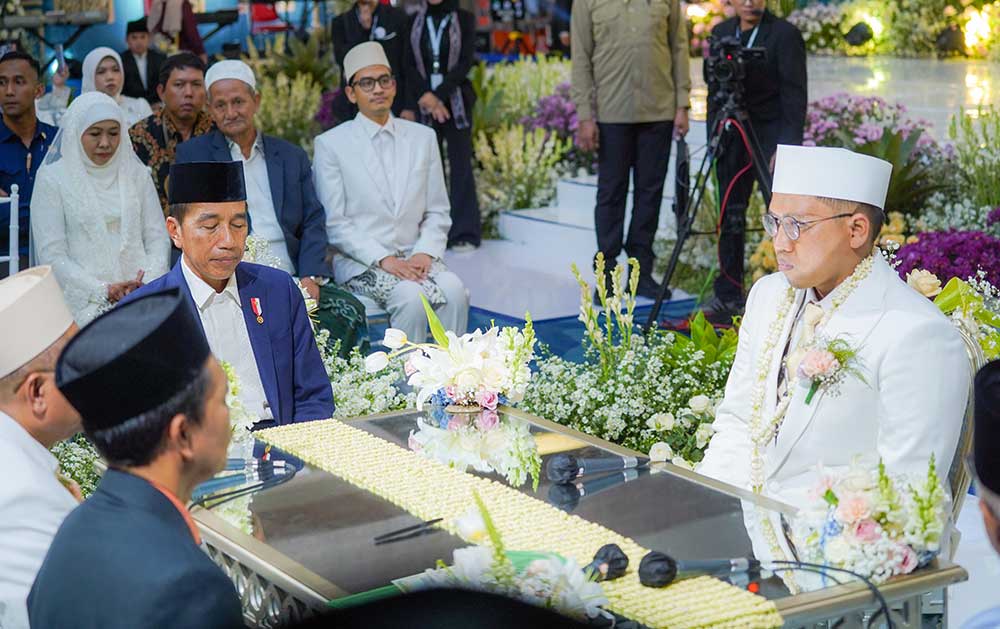 Presiden Joko Widodo menjadi saksi dalam Pernikahan putra ketiga Gubernur Jawa Timur periode 2019-2024 Khofifah Indar Parawansa, Yusuf Mannagali dengan Jihan Qonitatillah.