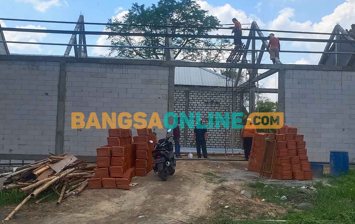 Kades Pelemwatu, Sukayin, saat meninjau progres lumbung pangan. Foto: SYUHUD/BANGSAONLINE