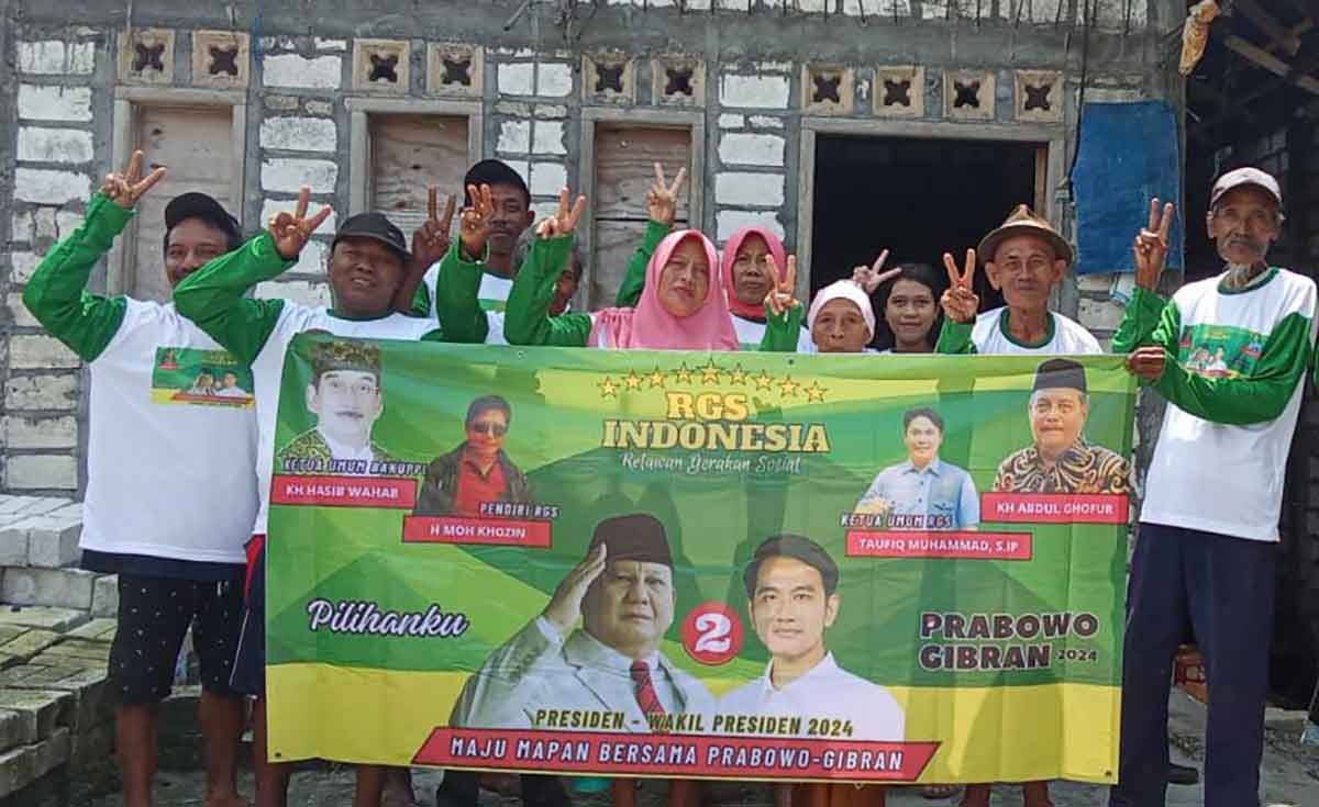Ketua RGS Indonesia Kecamatan Sidayu, Gresik, Karsono, saat door to door galang dukungan untuk pemenangan Prabowo-Gibran. Foto: Ist