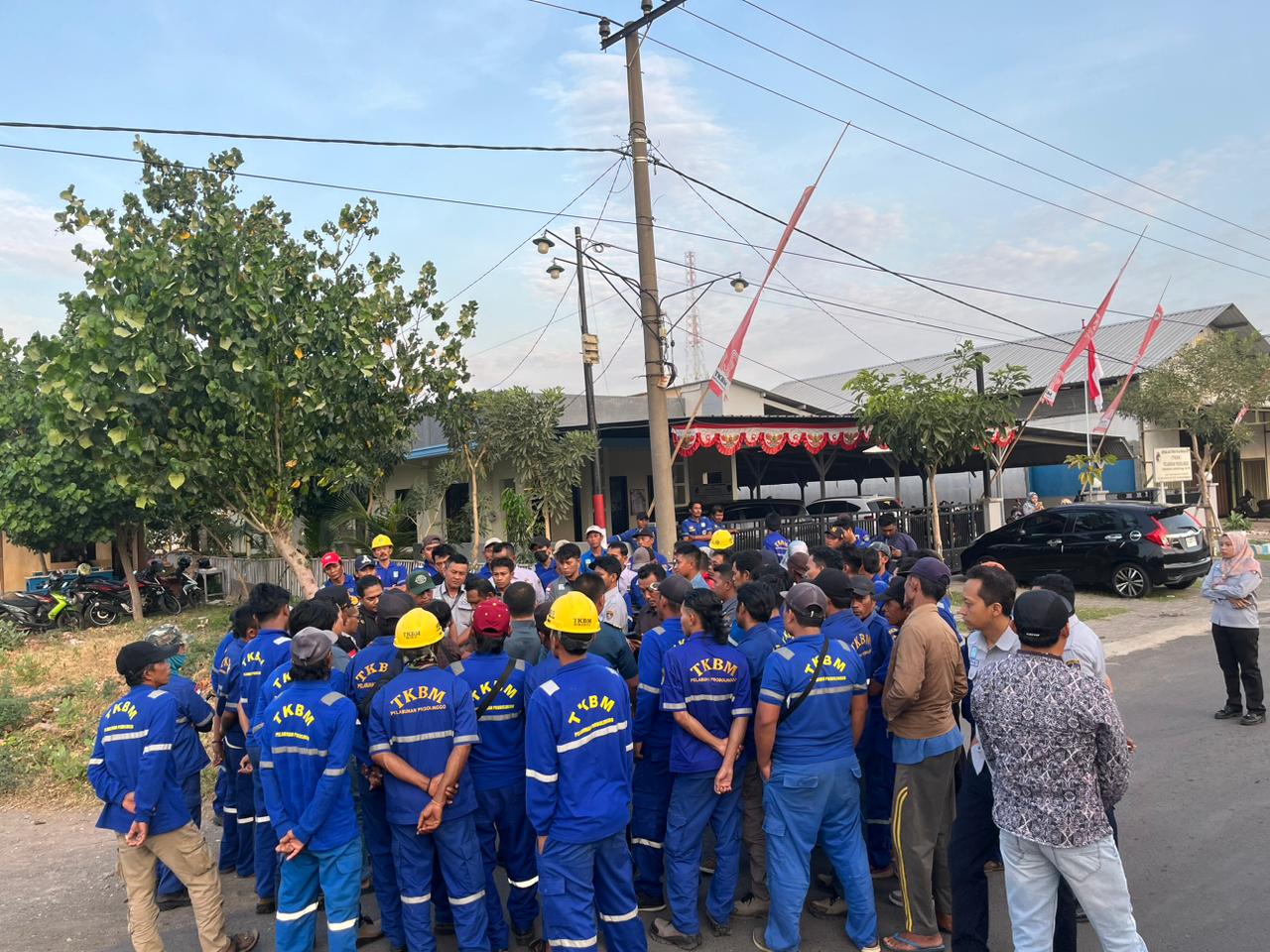 Kerumunan massa imbas kisruh di Pelabuhan Probolinggo Kota