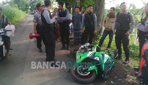 JENGKEL: Sepeda motor yang digeletakkan disemak-semak oleh kawanan curanmor karena jengkel kehabisan bensin, kemarin. foto: andi sirajudin/ BANGSAONLINE