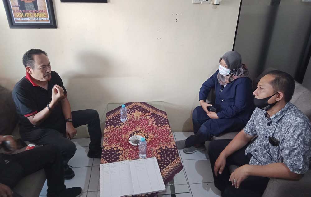Lujeng saat ditemui Titin dan Mukhlis di Kantor Bawslu Kota Pasuruan.