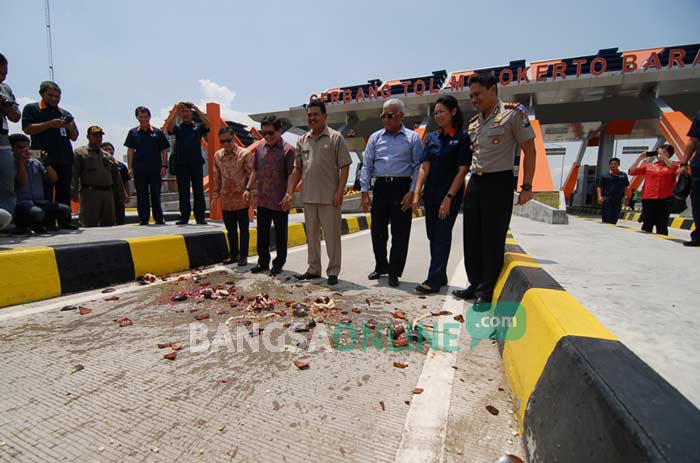 Tasyakuran dengan pemecahan kendi jelang beroperasinya tol Joker seksi 3 di gerbang tol Mojokerto Barat, Senin (28/11). foto: RONY S/ BANGSAONLINE