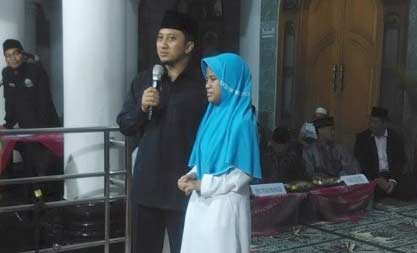 Ustaz Yusuf Mansur bersama Ayu Fajar Lestari.