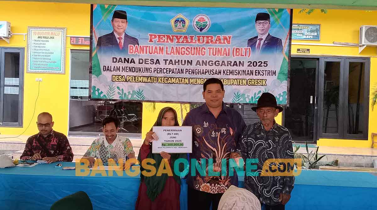 Kepala Desa Pelemwatu, Sukayin, saat menyalurkan BLT. Foto: SYUHUD/BANGSAONLINE