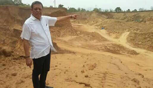 Sekretaris Komisi III DPRD Tuban, H Rasmani menunjukkan tambang ilegal di Desa Sukolilo, Kecamatan Bancar.