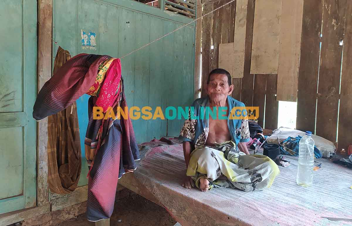 Kondisi Budeli saat duduk santai di atas lincak. Foto: MUTAMMIM/BANGSAONLINE