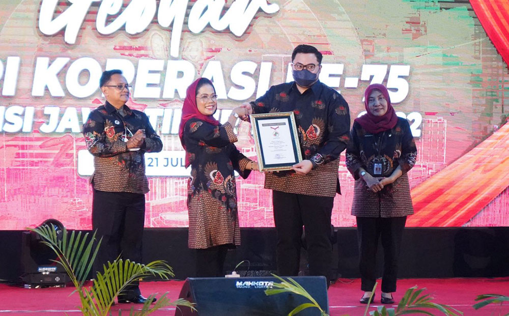 Bupati Kediri Raih Penghargaan Kepala Daerah Penggerak Koperasi Terbaik