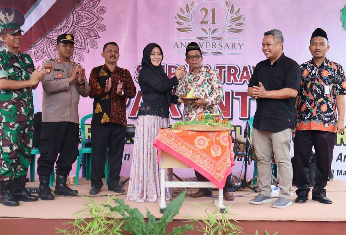 Bupati Mojokerto, Ikfina Fahmawati, ketika memotong tumpeng dalam Dies Natalis SMPN 2 Trawas.
