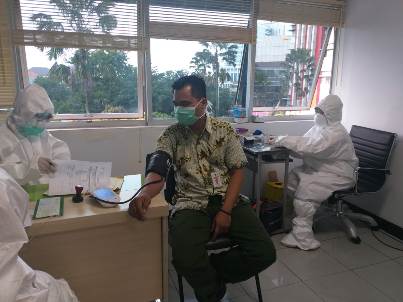 Petugas kesehatan saat melakukan rapid test kepada salah seorang di Jawa Timur. foto: istimewa/ bangsaonline.com  