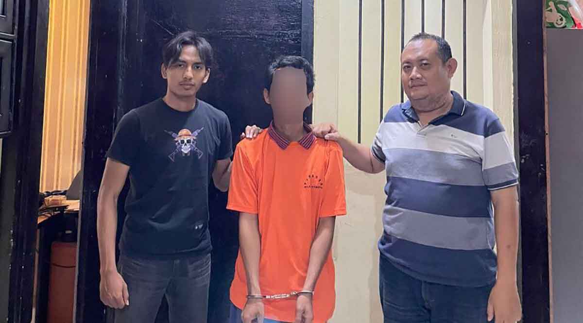 Pelaku saat diamankan petugas dari Polsek Gubeng.