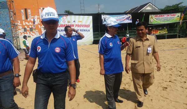 Kapolres Sidoarjo AKBP Anwar Nasir (kiri), Wabup H. Nur Ahmad Saifuddin (tengah) dan Kepala UPTD SMANOR Jatim, Zainal Arifin saat menuju lokasi tribun lapangan voli pantai. foto: nanang ichwan/ BANGSAONLINE.