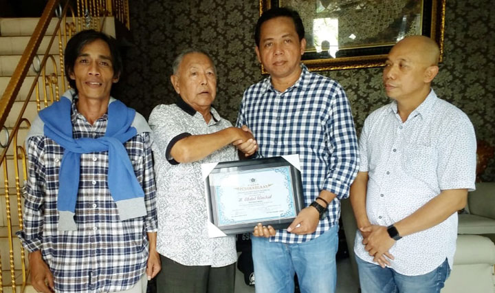 Abdul Wachid, wartawan senior Gresik, saat disambangi Ketua PWI Jatim Drs. Ainur Rohim, M.IP., dan Ketua PWI Gresik M Sholahuddin, didampingi pengurus lainnya. 
