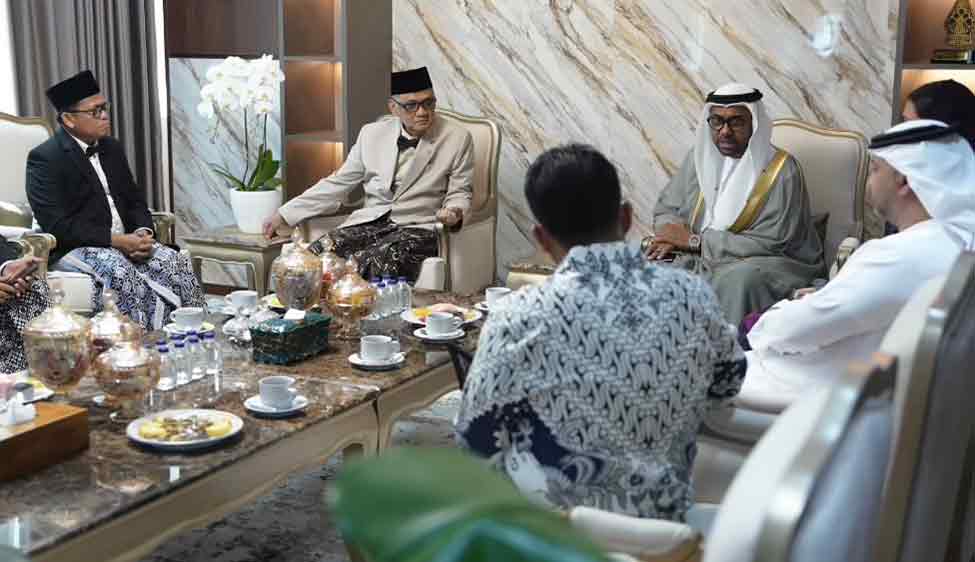 Menhaj Gus Irfan ditemani Sekjen Kemenhaj Teguh Dwi Nugroho, dan pejabat di lingkungan Kemenhaj RI saat menjamu Dubes UEA Abdulla Salem Obaid Salem Al Dhaheri. Foto: Dok. Kemenhaj RI.